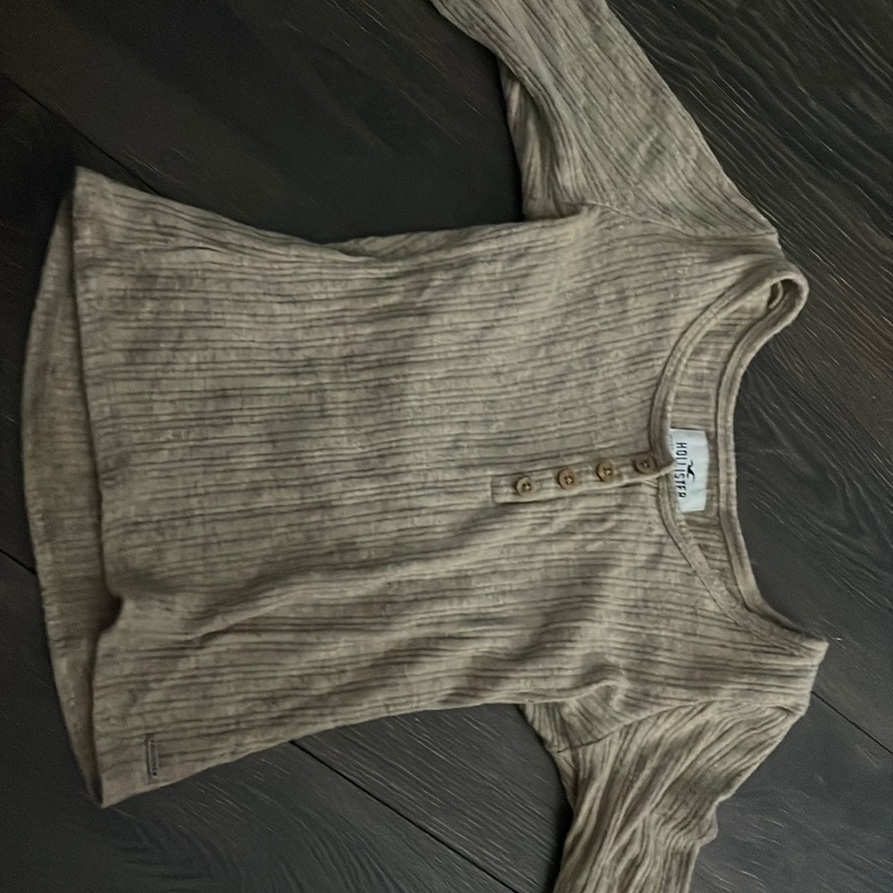 HOLLISTER TOP SIZE XS no stains in perfect condition!